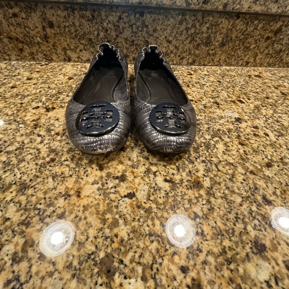 Tory Burch Reva Gray Silver Faux Snakeskin Ballet Flats Size 6.5 - Picture 2 of 9